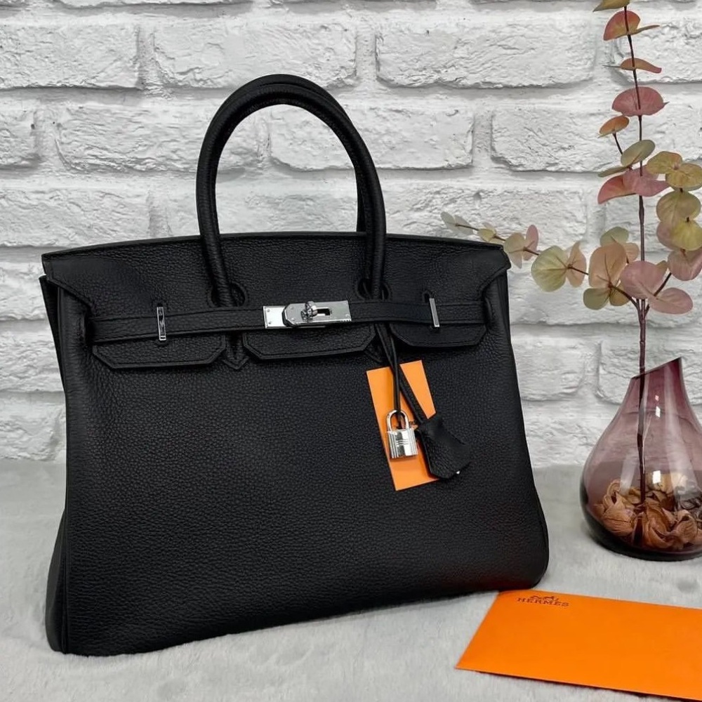 Purse with buckle